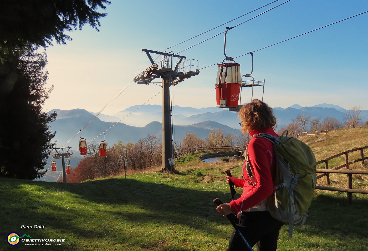 51 Scendiamo per un tratto dalla pista accanto alla bidonvia che sale da Aviatico.JPG